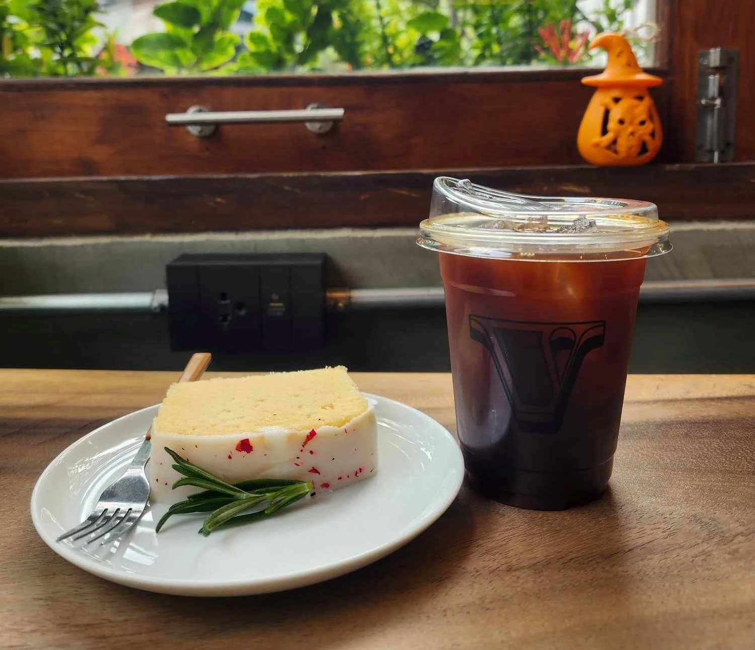 รีวิวร้านกาแฟ Vector Coffee Roaster สาขา The Wall ถนนรื่นรมย์ ขอนแก่น